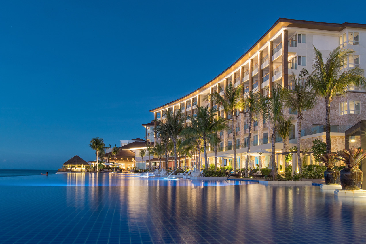 dusit thani mactan cebu resort pool nightime| セブ島で泊まりたい高級ホテル5選|目的別おすすめと選び方のポイント