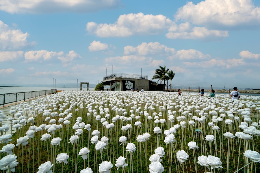 10,000 Roses Cafe & More